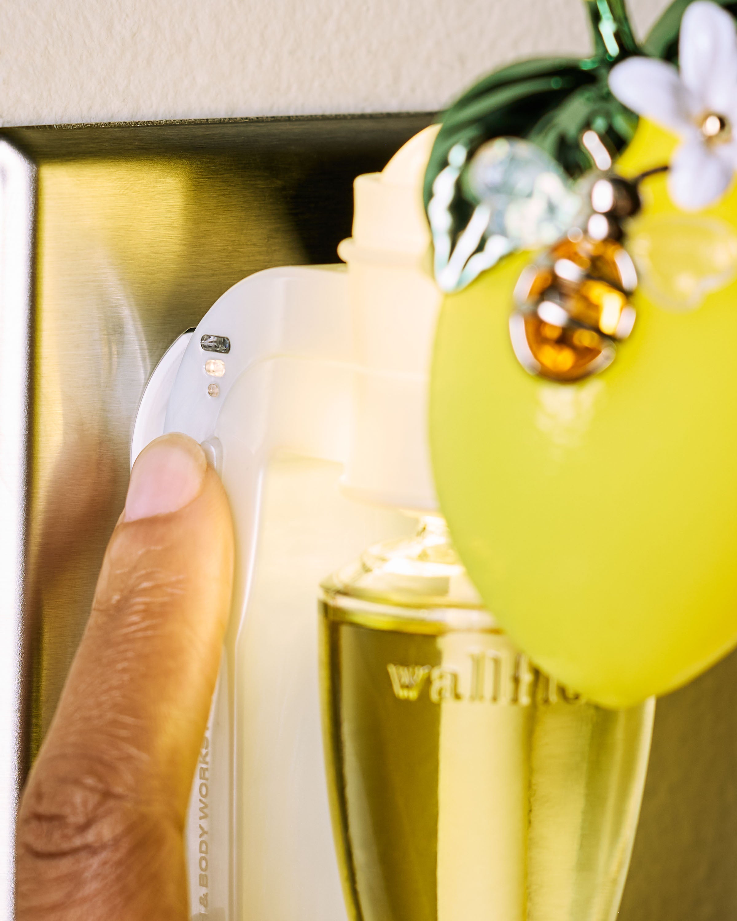 Bee on Lemon Scent Control Nightlight - Image 4